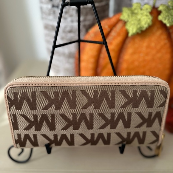 Michael Kors Jet Set Large Initials MK Wallet- Retired NWOT - Picture 2 of 5